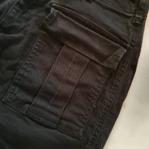  - Svart kjol från Gina Tricot med fickor framtill.  Inköpt våren  2019. Använd 1gång (inköpt till specifikt tillfälle)   Kan nötas upp i Huddinge, Älvsjö, Årsta, Globen & Västberga