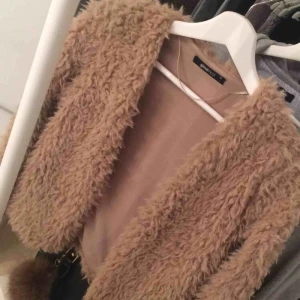  - Jag säljer denna jätte mysiga pälsjackan från Gina Tricot, den är i storlek XS men passar även S.  Nypris: 299kr Mitt pris: 149kr Pris kan diskuteras vid snabb affär!