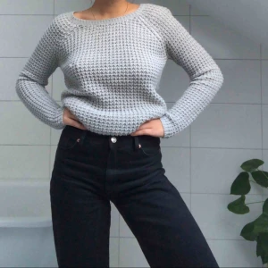  - En stickad tröja från Vila med en liten dragkedja baktill. Passar till vad som helst! 