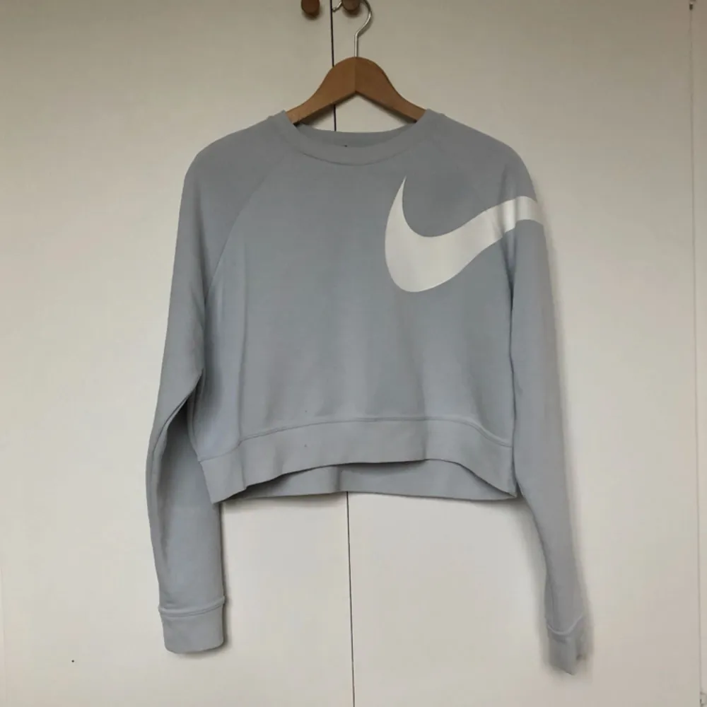 Ljusblå sweatshirt från Nike, som ny. Hoodies.