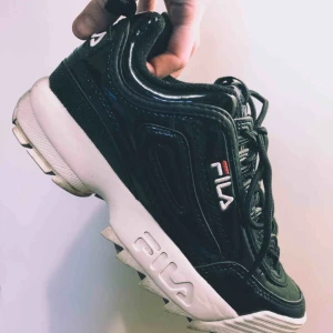  - Fila sneakers använda två gånger, är tyvärr lite för stora för mig. Så roligare om någon annan har användning för dom!   Finns i högerstensåsen. ☘️