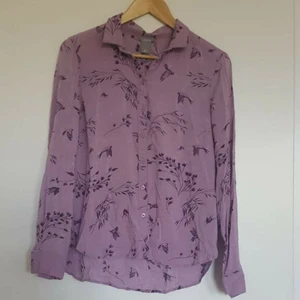  - Lila skjorta lindex 🌈 Kan skicka fler bilder vid intresse! Håller på att rensa inför en flytt, kommer att lägga upp massa kläder för ett billigt pris. Kan samfrakta och det går även bra att hämta det på söder i Stockholm där man kan fynda mer hemma hos mig! 🌟