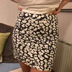  - En cool och snygg kjol från H&m!! 🥳🥳 I storlek 34 men stretchiga! Frakt tillkommer 🦋