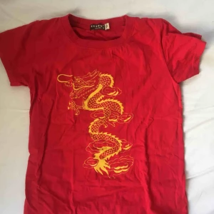  - Röd t-shirt med tryck. Köpt här på plick men aldrig använd. Står s som storlek men liten! 