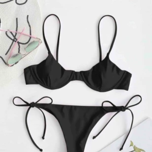  - Säljer denna jättefina bikini från ZAFUL då den tyvärr inte passar mig. Bikinin passar S-M med lite mindre bröst ca 70/75 A - C. Underdelen knyts i sidan. Alla lappar kvar samt hygienskyddet. Möts upp i Göteborg, annars står köpare för frakten.