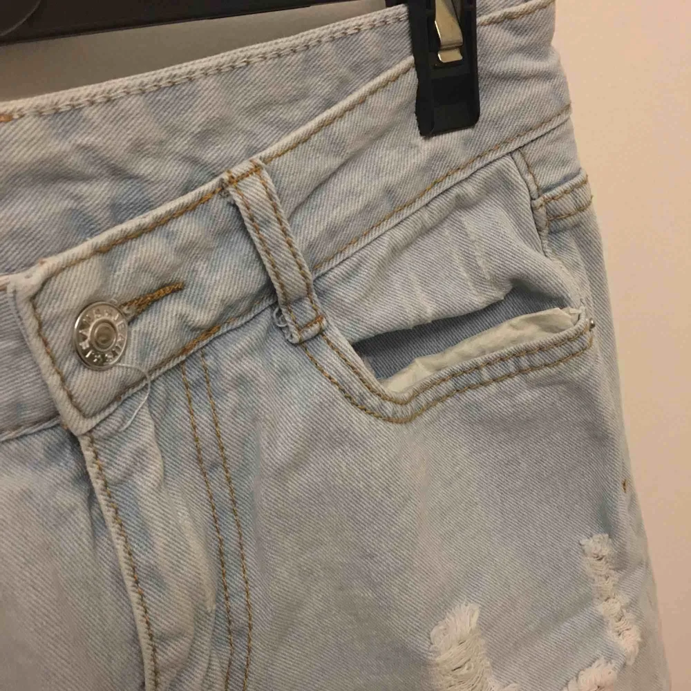 Ljusblå jeans med hål över stora partier av benen, skitsnygga!! Säljer då de tyvärr inte kommit till användning på sista tiden. Frakt på 69kr tillkommer.. Jeans & Byxor.