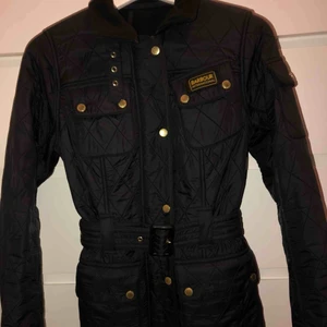 Barbour jacka - Bra skick och fodrad. Original pris är 3000kr. Höstjackan är i storlek xs.  