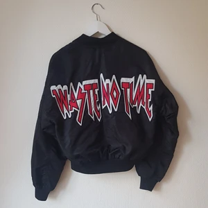 Bomberjacka - Oversized bomber jacka från bikbok💫 Aldrig använd endast testad. Frakt ingår i priset!