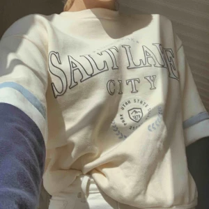  - Oversized collegetröja/sweatshirt från Bershka som är jääätteskööön. Köpt i Spanien i våras, endast använd ett fåtal gånger. Köparen står för frakten😊✨ skickar alltid spårbart paket, så fraktkostnaden blir 63kr