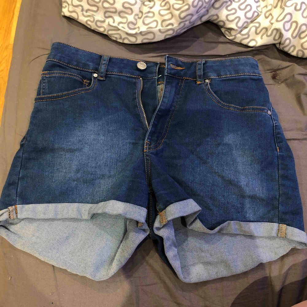 Shorts som aldrig är använda, billigt pris pga inte sommarsäsong men köparen betalar alltid frakt!. Jeans & Byxor.