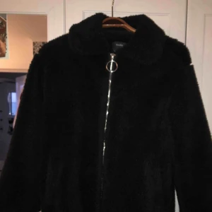  - Lurvig vinterjacka från Bershka i storlek XS. Använd ett fåtal gånger. Kan mötas upp i centrala Göteborg eller på Hisingen! Köparen står annars för frakten (100kr). 