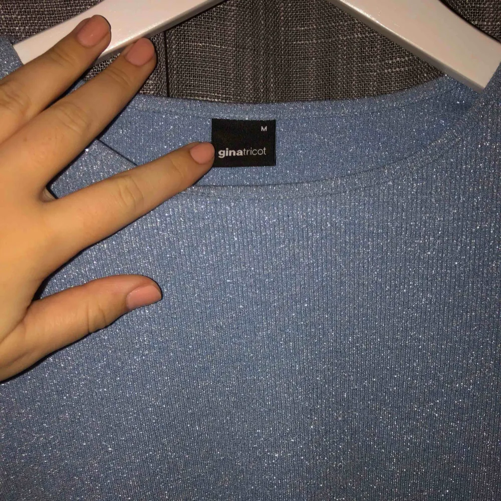 Blå, glittrig tröja (inte stickig) använd en gång!👍🏼 frakt tillkommer!!🥰. Toppar.