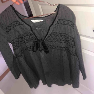  - En grå/svart blus från Odd Molly. Säljer för att den är för stor. Fint skick. Frakt ingår ej i priset!  