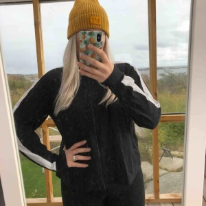  - Snygg tröja med vit rand på ärmarna. Storlek M. Kan skickas, köparen står för frakten. Hämtas i Onsala.