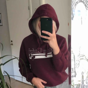  - Vinröd hoodie med tryck från GinaTricot. Storlek M men passar S också. Säljes i superbra skick. Frakten ingår i priset! 🔥