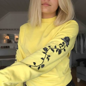  - Jätte fin gul tröja med svarta rosor på ärmarna🖤 ny skick eftersom den är sparsamt använd, frakt tillkommer