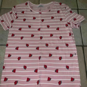  - Supergullig tröja med vattenmeloner på från Pull&Bear. Säljs pga används inte längre. Kan mötas upp i Stockholm annars står köpare för frakt! 