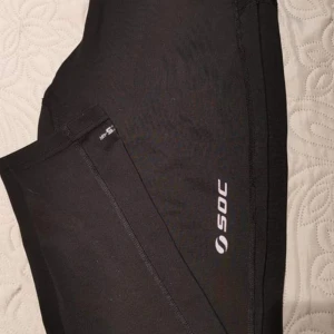  - Träningsbyxer från SOC stl 38 (high waist) . Passar mig som är en 36a. Välanvänd men har mycket kvar att ge. 55kr + 63kr med skicka lätt