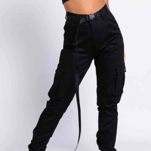  - Ett par skitnsygga cargobyxor från madlady. Dom är helt oanvända. Dom är i storlek L men sitter som en M! Säljer för att jag inte använder dom. 