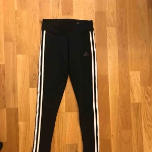  - Säljer mina snygga adidas träningsbyxor! Aldrig använda då jag har ett liknande par. Köparen står för frakten, skriv för fler bilder🥰