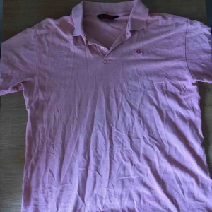  - En rosa pike tröja från kappa, tycker själv den är snygg till ett par jeans lite oversized men om man är kort kan man ha den som klänning med ett skärp🤩