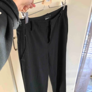  - Svarta kostymbyxor i ”Flare” modell, använda ett fåtal gånger 