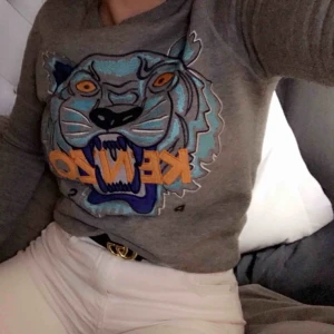  - Säljer min knappt använda kenzo tröja, köpt i våras. Jätte snygg! Den är ganska liten i storleken, frakt tillkommer 