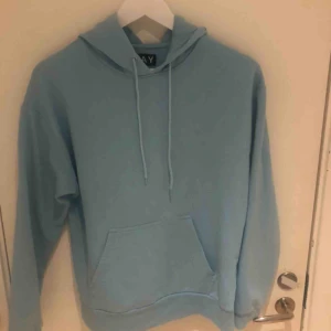  - En turkos hoodie från Carlings, storlek 38/M, säljer för att det inte är min stil och är använd Max 2 ggr, nypris ungefär 400, tar endast swish 