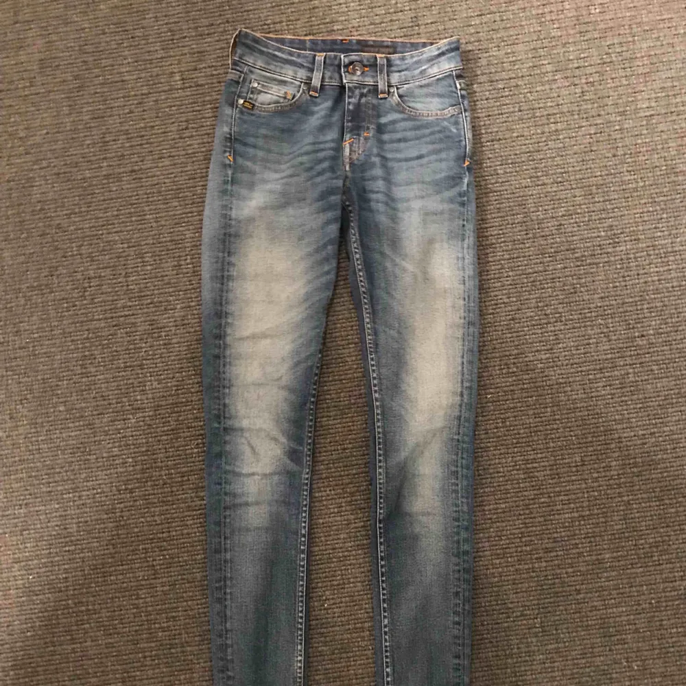 Lågmidjade jeans från Tiger of Sweden💖 Modellen heter slight och är i strl 24/32! Säljs pga för små för mig. Använda max 2-3 gånger och är i fint skick☺️ Nypris ca 1200kr. Jeans & Byxor.