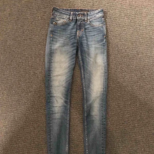 Lågmidjade jeans - Lågmidjade jeans från Tiger of Sweden💖 Modellen heter slight och är i strl 24/32! Säljs pga för små för mig. Använda max 2-3 gånger och är i fint skick☺️ Nypris ca 1200kr