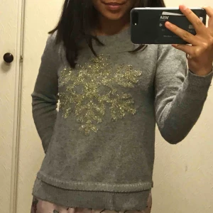  - supersöt grå stickad tröja från Holly&White, storlek S och i fint skick! 