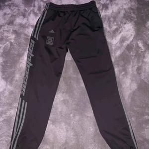  - YEEZY Calabasas byxor Kostar nya 1300kr Inte använda mycket alls. Köpta i streetwear Sweden på facebook. Passar mig som är 180