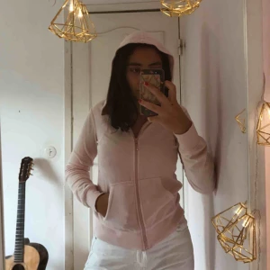  - Sååå mysig ljusrosa kofta med luva💗💗Nästan helt oanvänd! 