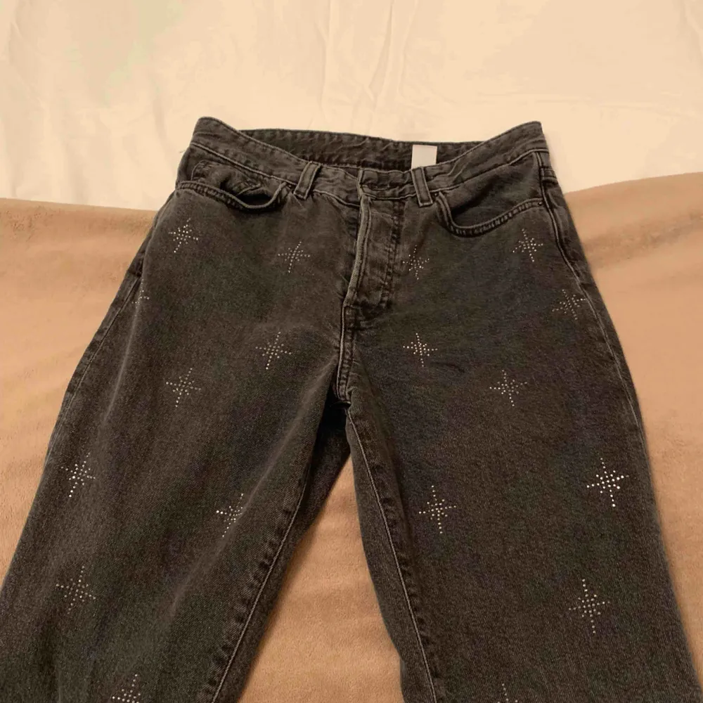 Superfina jeans ifrån hm! Helt oanvända då de inte riktigt satt så bra på mig så endast testade alltså :) . Jeans & Byxor.