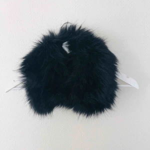  - Svart fakepäls.  Knappt använd.  Kan användas ovanpå en skinnjacka tex. 
