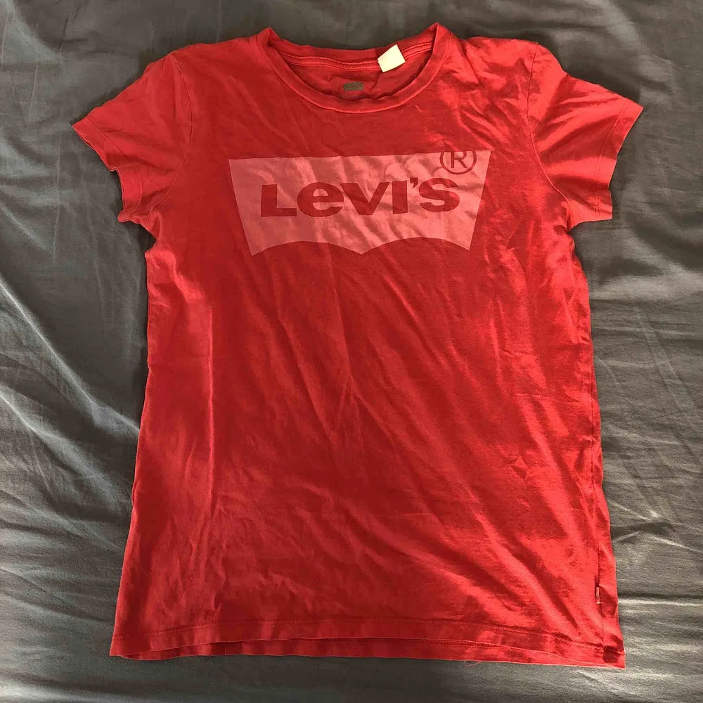 Röd Levis t-shirt, säljer för 70kr inklusive frakt. . T-shirts.