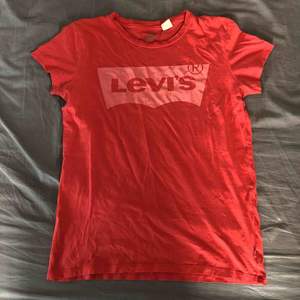 Röd Levis t-shirt, säljer för 70kr inklusive frakt. 