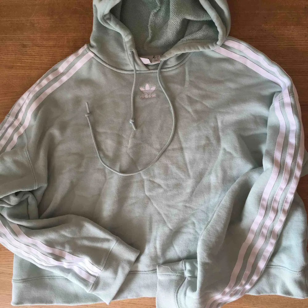 En mintgrön hoodie från adidas i en väldigt fin färg som tyvärr inte återges i kameran🙃 sparsamt använd och mycket bra skick💕💕. Hoodies.