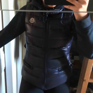  - Säljer min mörkblåa Moncler väst för tycker den är lite för liten :/ Har köpt den av en kompis så kan inte garantera äkthet. Size 2 vilket jag tror motsvarar XS. 