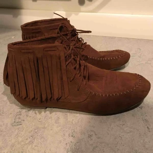  - Minnetonka-liknande mockasiner i strl. 39/40. Fint skick, använda endast ett fåtal ggr. Köparen står för frakt.