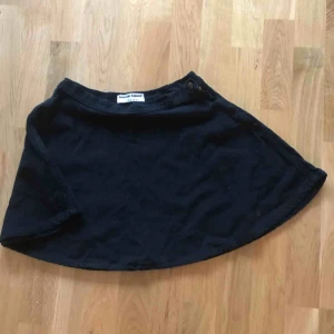  - 🌹VINTAGE AMERICAN APPAREL🌹 Mini kjolen alla hade, right! •svart mocka  •utsväng  •STRL: S   📍Kan överlämnas på Södermalm. Alt skickas men står inte för frakt 📍 