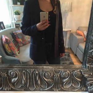  - Mörkblå Zara kavaj , i jättefin skick då jag har sparsamt använt den.