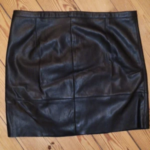  - Fin fake-skin kjol stl 40 Smalnar precis under rumpan och ger fin form Frakt betalar köparen 