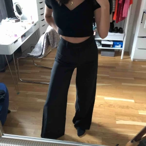  - Kostymbyxor från Missguided i nyskick. Säljer pga för långa för mig (168) annars sitter dom bra i midjan och i bak. Köparen står för frakt:)