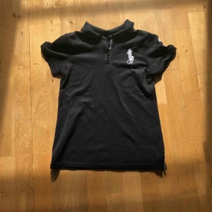  - Faik polo , står att det är xxl men är typ en s. Svart/ marinblå.