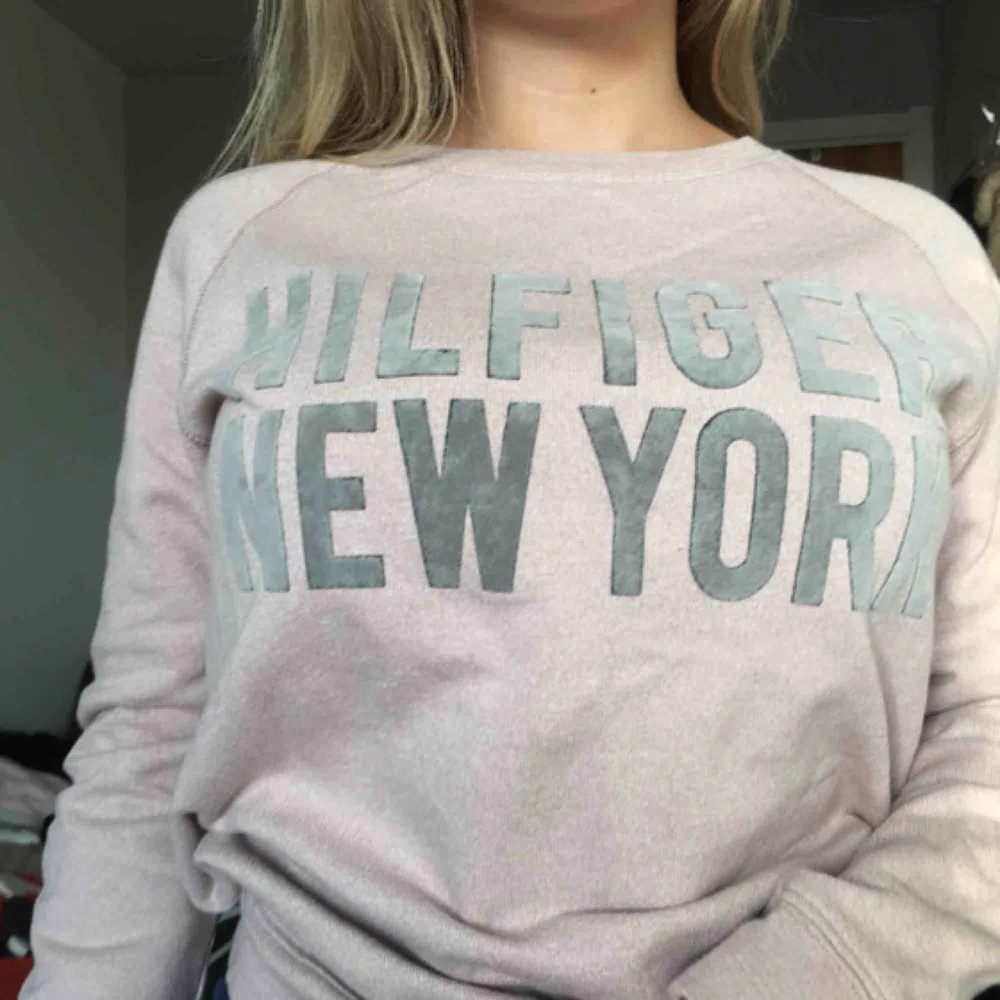 Snygg sweater från Hilfiger, nypris mellan 800-1000 vet ej exakt. Sjukt fin smutsgrisar färg tycker jag själv med texttrycket ”Hilfiger New York”. Hoodies.