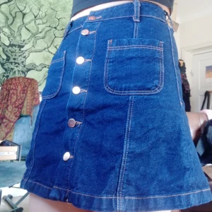  - Superfin och älskad jeanskjol. Välanvänd men i gott skick förutom något nedsliten färg på knapparna. Säljer med sorg då jag vuxit ur den 💔  Går att hämta på södermalm  Kan tänka mig frakta, köparen betalar för frakten