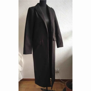  - Knappt använd lång svart höstkappa från hm! En slits bak och najs lång längd. Möts upp i Stockholm. 