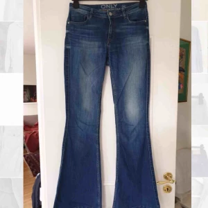  - Snygga mörka flarejeans från Only. Skönt och stretchigt tyg. Långa, går ned till golvet för mig som är 180. Bra skick och frakt ingår!