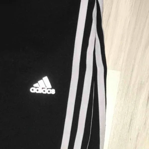  - Ett par adidas träningstights i strl XS! Fint skick men lite noppriga - därav priset. Möts i slussen eller så tillkommer frakt.